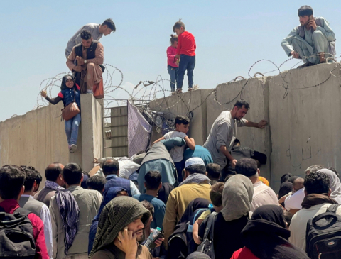 아프가니스탄 수도 카불의 하미드 카르자이 국제공항에서 국외 탈출을 위해 주민들이 담을 넘어 공항으로 들어가고 있다. 결국 항공기 운항이 중단되고 공항은 마비됐다. 연합뉴스