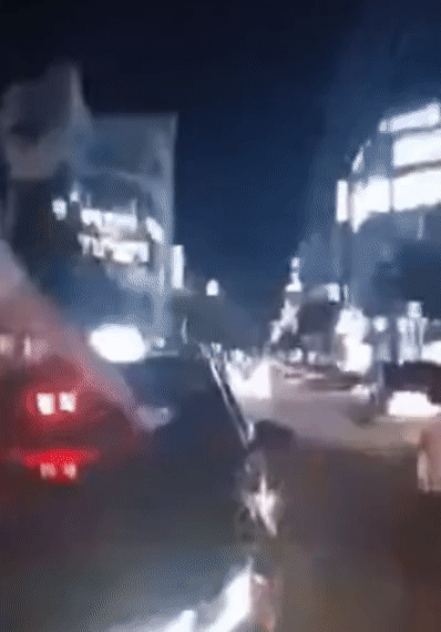 지난 22일 오후 10시 30분께 울산 남구 삼산동 한 사거리에서 만취한 여성이 차량 위에서 난동을 부리고 있다. 온라인 커뮤니티 '보배드림' 게시판 캡처