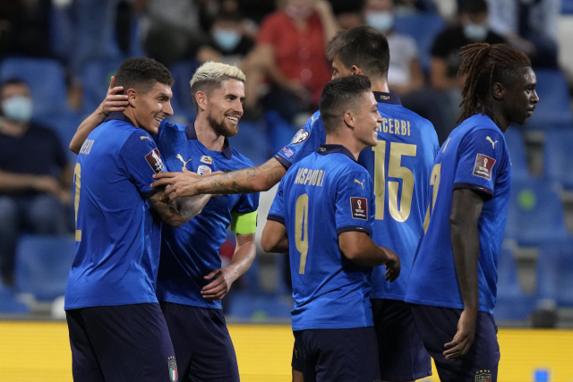 9일(한국시간) 이탈리아 축구 국가대표 선수들이 리투아니아와의 월드컵 예선경기에서 5-0으로 승리, A매치 37경기 무패 신기록을 새로 쓴 후 자축하고 있다. AP연합뉴스