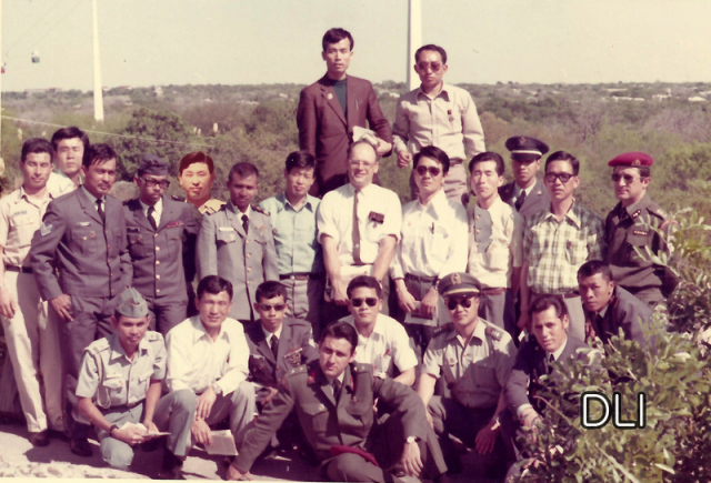 미국 텍사스 국방어학원에서 동료들과 연수 중인 강흥림(뒷줄 왼쪽 다섯 번째) 씨.