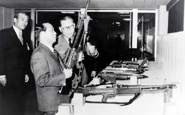 1979년 국방부 연두순시를 끝낸 박정희 대통령이 전시된 국산 M16소총을 둘러보고 있다. 부산일보DB