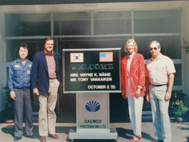 정승구(맨왼쪽) 사장이 1985년 미국총기협회 관계자들의 방문 때 기념촬영.