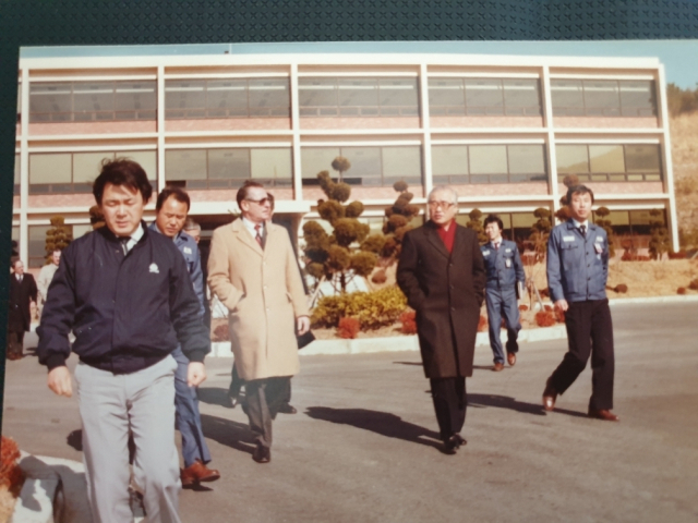 김우중(왼쪽에서 네 번째) 대우그룹 회장을 안내하는 정승구(맨 왼쪽)사장.