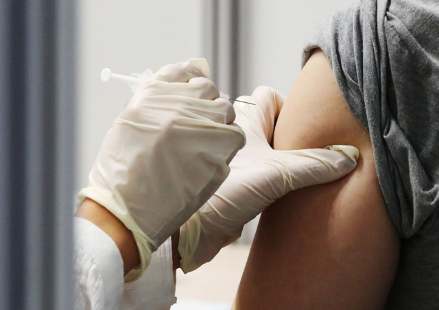 27일 오전 서울 마포구 코로나19 예방접종센터에서 시민들이 백신 접종을 받고 있다. 연합뉴스