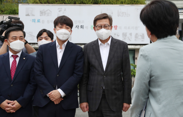 이준석 국민의힘 대표가 박형준 부산시장과 함께 폐업 이후 방치된 침례병원을 둘러보고 있다. 부산일보DB