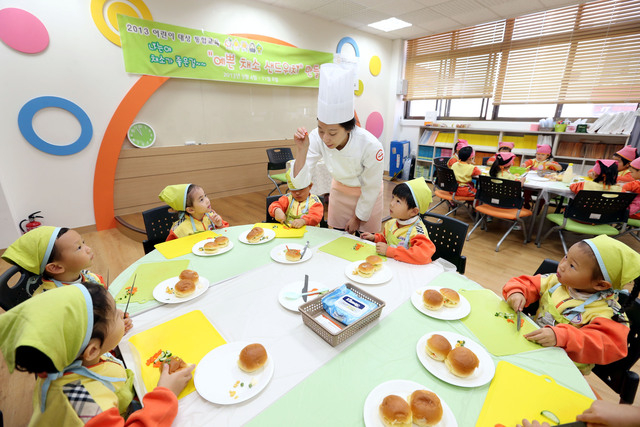 부산진구에 위치한 한 어린이집에서 아이들이 직접 샌드위치를 만들고 있는 모습. 부산일보DB