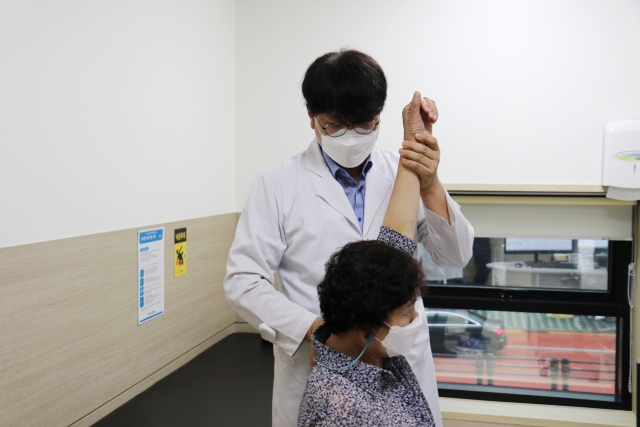 부산고려병원 관절센터 안재민 부장이 환자의 어깨 상태를 살펴 보고 있다. 부산고려병원 제공