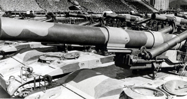 1973년 10월 1일 국군의 날 박정희 대통령 초상화 앞을 통과하는 중장비 부대. 박 전 대통령은 1972년 국산 소총 개발을 지시했다. 부산일보 DB