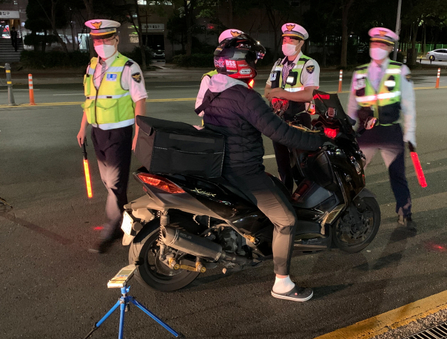지난달 27일 오후 부산 해운대구 좌동에서 경찰이 오토바이 소음 단속을 하는 모습. 해운대구청 제공