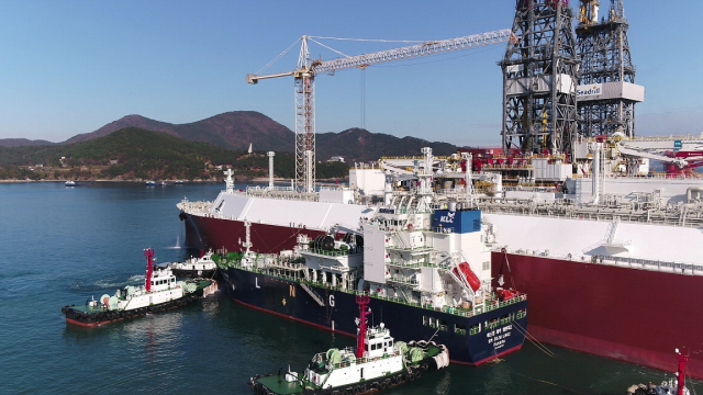 한국가스공사가 진행한 세계 최초 STS(Ship to Ship) LNG 선적 실증 테스트. 가스공사 제공