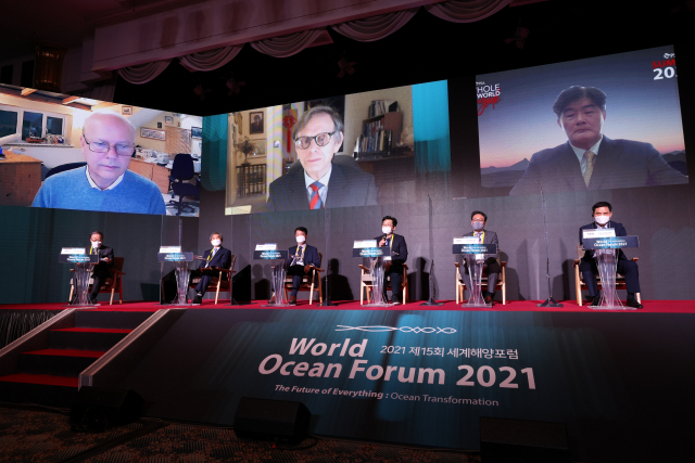 28일 열린 ‘제15회 세계해양포럼’(WOF)의 ‘해운·항만 세션’에서 참가자들이 온오프라인 하이브리드 방식으로 토론을 하고 있다. WOF 사무국 제공