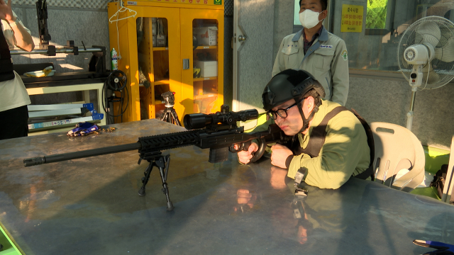 저격용 소총 K14로 과녁을 겨누고 있는 남형욱 기자.