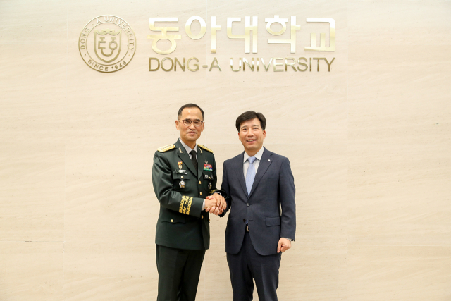 남영신(왼쪽) 육군참모총장과 이해우 동아대 총장. 동아대 제공