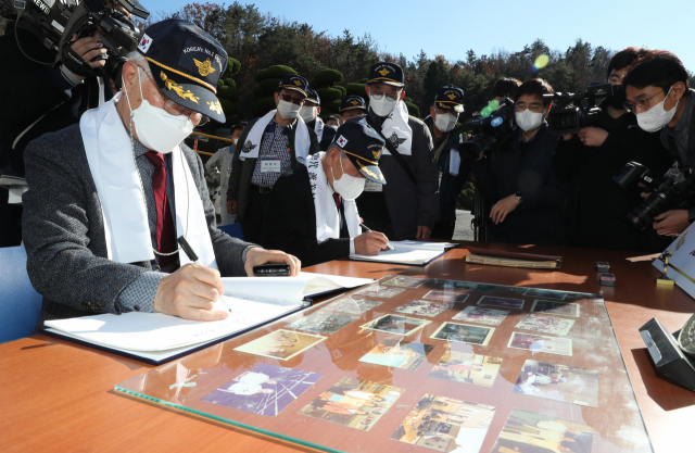 자주국방 1세대 '도미(渡美)기사'들이 29일 부산 기장군 'SNT모티브' 방산공장을 방문해 방명록을 작성하고 있다. 정대현 기자 jhyun@