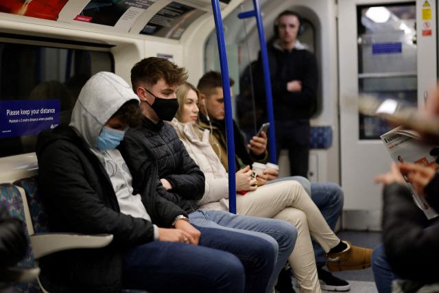 오미크론 확산으로 세계 각국이 방역 강화 조치를 내놓고 있다. 영국은 30일부터 다시 공공장소에서 마스크를 의무화하기로 했다. 마스크 의무화를 이틀 앞둔 런던 지하철 모습. AFP연합뉴스