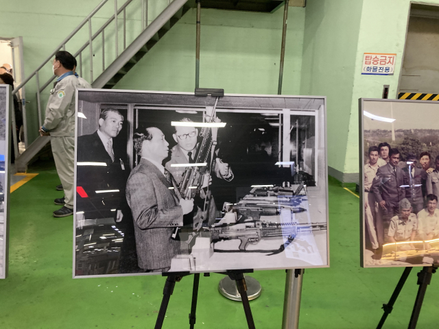 공장 내에 전시된 사진. 박정희 전 대통령이 국내에서 생산한 M16소총을 살펴보고 있다. 이재희 기자
