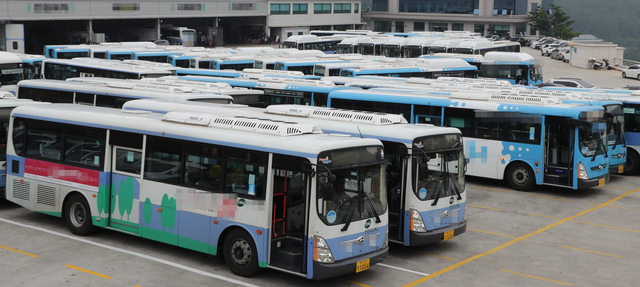 부산의 한 시내버스 차고지에 버스들이 주차해 있다. 부산일보DB