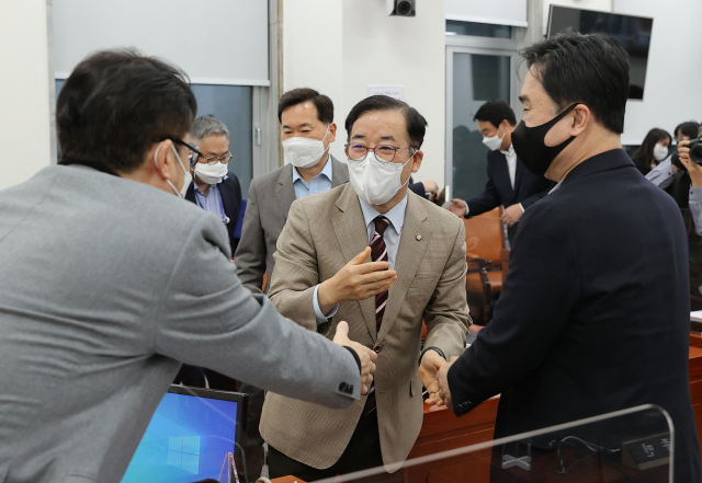 국민의힘 박성중 의원(가운데)의 모습. 연합뉴스 자료사진