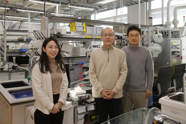 (왼쪽부터) 고묘화 연구원, 곽자훈 교수, 장지욱 교수. UNIST 제공