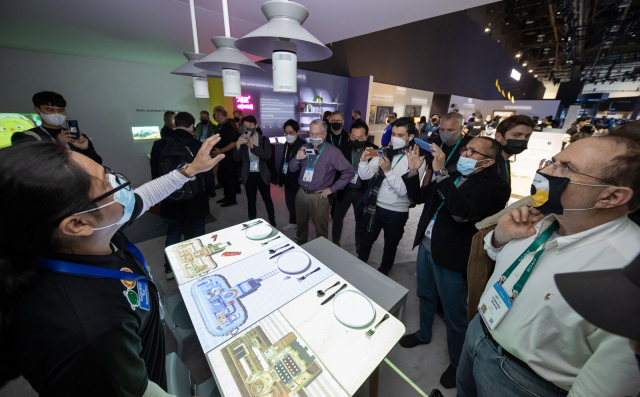 지난 5일 개막한 세계 최대의 IT·가전 전시회 ‘CES 2022’ 기간중에 관람객들이 삼성전자 전시관을 둘러보고 있다.삼성전자 제공