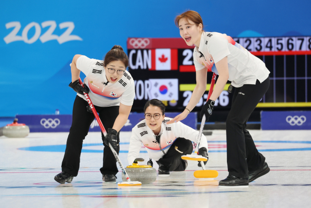 10일 오후 중국 베이징 국립 아쿠아틱 센터에서 열린 컬링 여자 단체전 한국과 캐나다의 경기에서 김은정이 스톤을 투구하고 있다. 연합뉴스