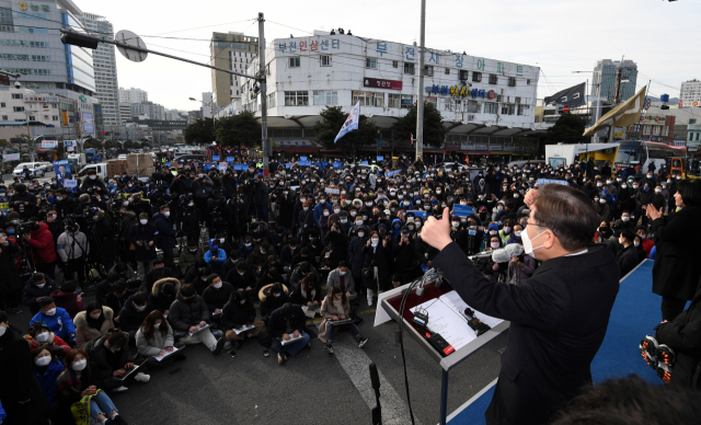 더불어민주당 이재명 대선후보가 15일 부전역 앞 유세차량에 올라 지지를 호소하고 있다. 연합뉴스