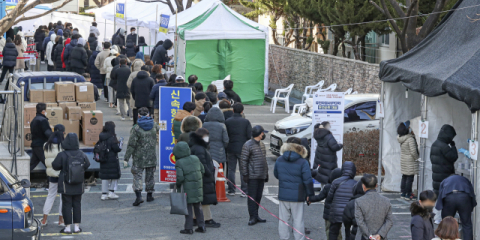 방역과 경제 사이… 아직은 ‘거리 두기 완화’에 무게