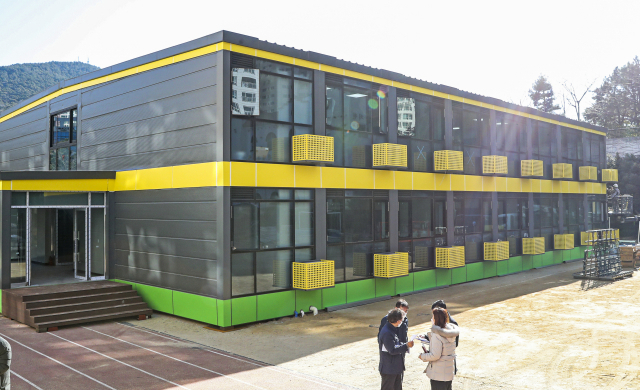부산 해운대구 센텀초등학교에 마련된 과밀학급 해소를 위한 모듈러 교실. 부산일보DB