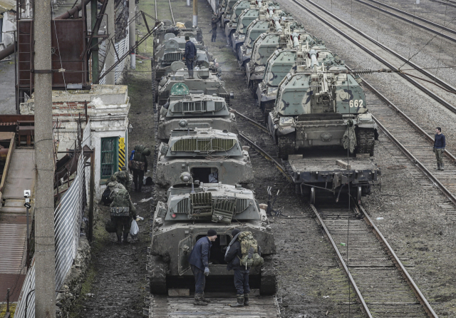 23일(현지시간) 러시아 로스토프 지역 기차역에 무장된 기갑 차량들이 줄지어 있다. EPA연합뉴스
