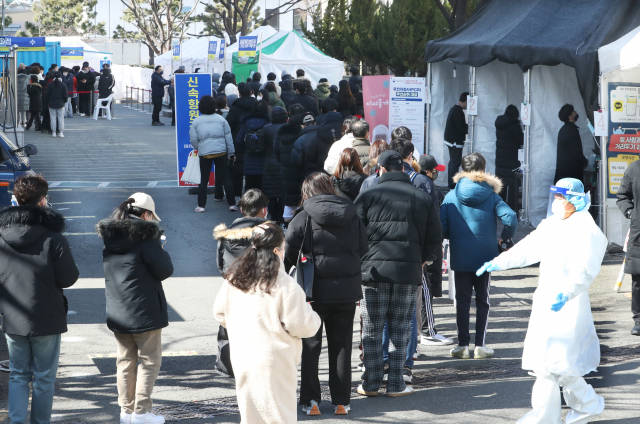 지난 24일 오후 부산 동래구보건소 임시선별검사소에서 시민들이 코로나19 검사를 위해 줄을 서 있다. 정대현 기자 jhyun@