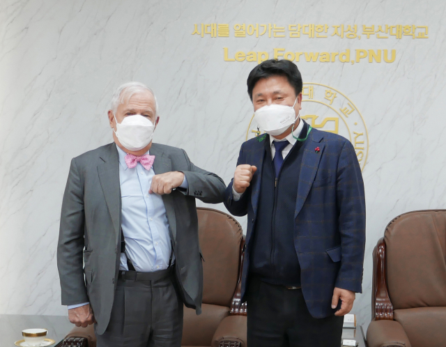 지난 26일 부산대를 찾은 짐 로저스(왼쪽) 회장과 박홍원 부산대 교육부총장. 부산대 제공