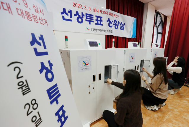 1일 부산 연제구 부산시선거관리위원회 선상투표상황실에서 직원들이 선상투표지를 접수받고 있다. 연합뉴스