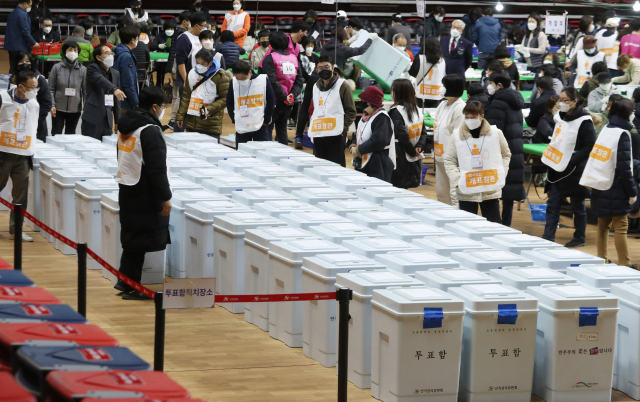 제20대 대통령 선거일인 9일 오후 부산 사직체육관에 마련된 개표소에서 개표 참관인들이 투표함을 점검하고 있다. 정대현 기자 jhyun@