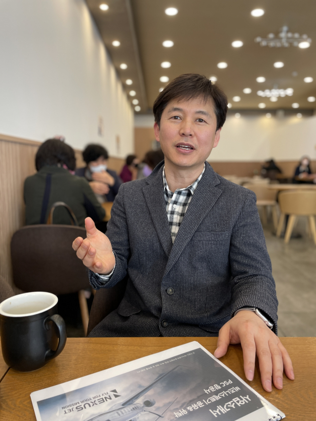 10일 부산을 찾은 최인석 넥서스젯 대표가 시내 한 카페에서 진행 중인 비즈니스제트기 사업 모델에 대해 설명하고 있다. 김종열 기자