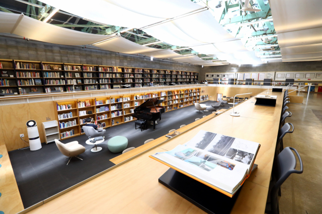 회원제로 운영되는 예술도서관 ‘F1963 도서관’은 차분하게 문화와 예술을 볼 수 있는 공간이다. 정종회 기자