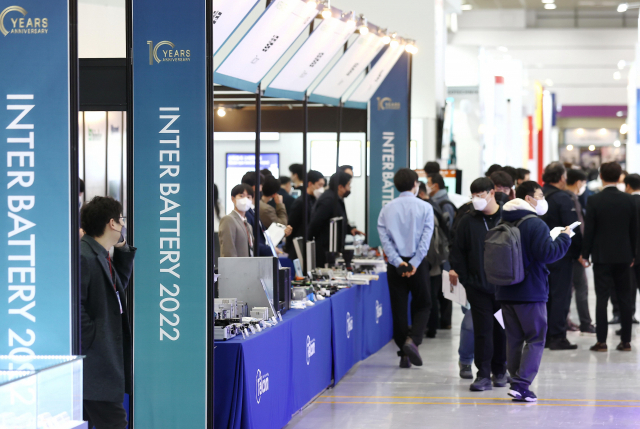 17일 서울 강남구 코엑스에서 열린 2차전지 등 배터리 전문 전시 '인터배터리 2022'를 찾은 관람객들이 전시를 살펴보고 있다. 연합뉴스