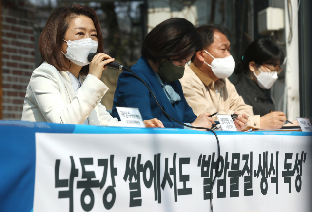 22일 서울 환경운동연합 마당에서 '낙동강 쌀에서 녹조 독성 물질 검출' 기자회견에서 더불어민주당 양이원영 의원이 발언을 하고 있다. 연합뉴스