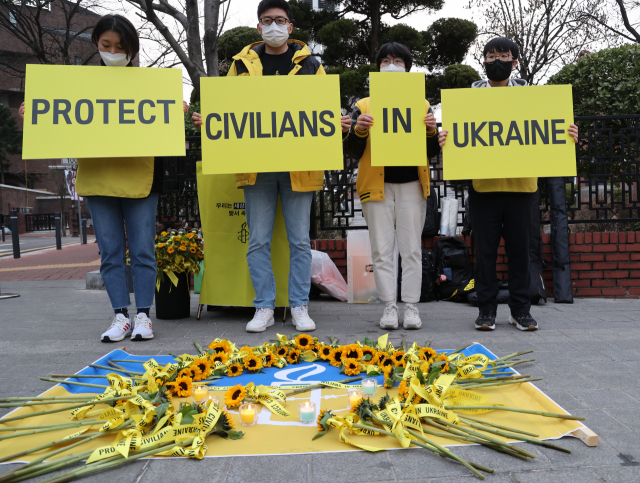 국제엠네스티 한국지부가 24일 중구 주한러시아대사관 인근에서 우크라이나 평화기원 행사를 하고 있다. 연합뉴스