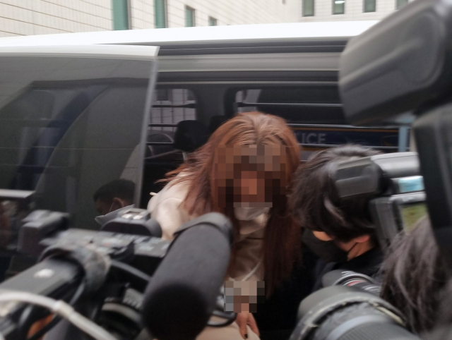 9호선 휴대전화 폭행 사건으로 구속된 20대 여성. 연합뉴스
