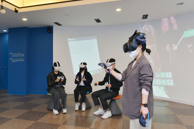 동의대 중앙도서관 1층에 마련된 체험공간에서 학생들이 AR과 VR 기술을 살펴보고 있다. 동의대 제공