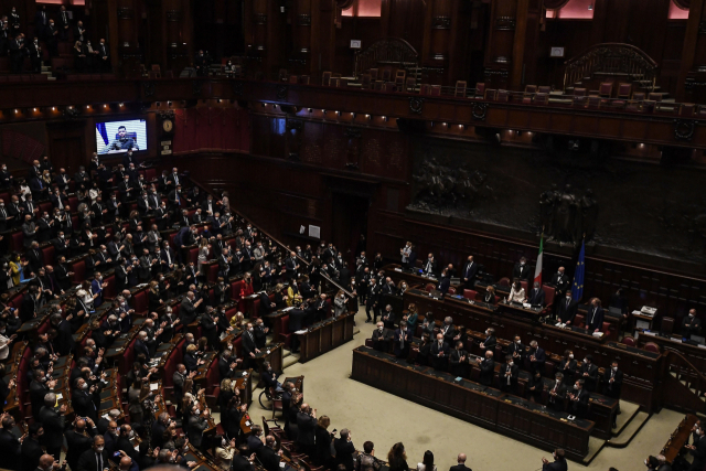 지난 3월 22일(현지시간) 볼로디미르 젤렌스키 우크라이나 대통령의 화상 연설을 보기 위해 로마의 하원의사당에 모인 이탈리아 의원들. EPA연합뉴스