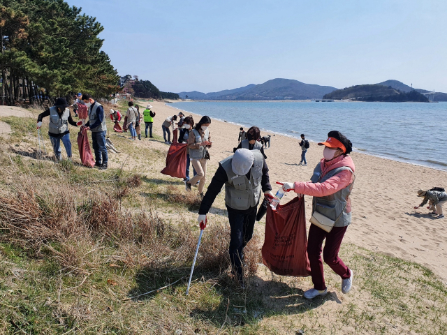 ‘바다로 하나 되다’ 해양 정화 활동 모습. 인천어촌특화지원센터 제공