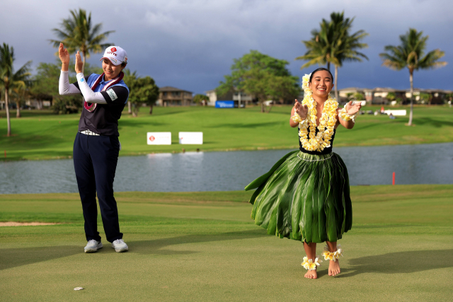 김효주가 17일(한국시간) 미국 하와이주 오아후섬의 호아칼레이 컨트리클럽(파72·6303야드)에서 열린 LPGA 투어 롯데 챔피언십에서 우승한 뒤 훌라춤을 추며 기쁨을 만끽하고 있다. AFP연합뉴스