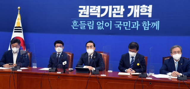 더불어민주당 박홍근 원내대표가 21일 국회에서 열린 정책조정회의에서 발언하고 있다. 연합뉴스