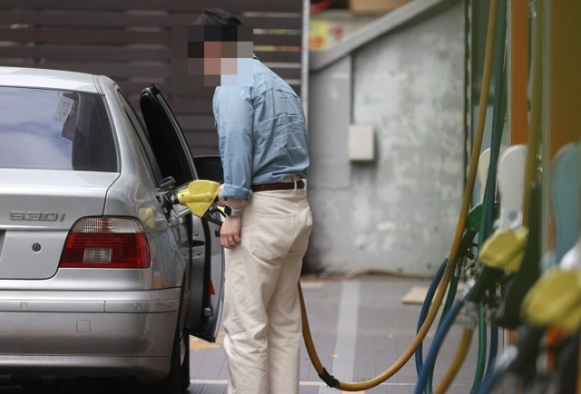 5월 1일부터 주유소 기름값에 붙는 유류세 인하폭이 기존 20%에서 30%로 확대된다. 사진은 서울시내의 한 주유소 모습. 연합뉴스