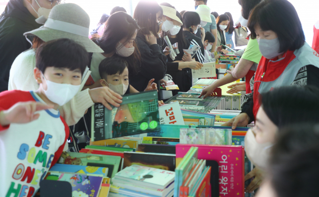 행사장을 찾은 많은 시민들이 부산은행 도서교환전 부스에서 책을 교환하고 있다. 정종회 기자 jjh@