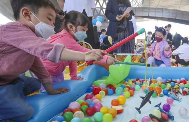 행사에 참여한 어린이들이 놀이 체험을 하며 즐거워하고 있다. 김종진 기자 kjj1761@