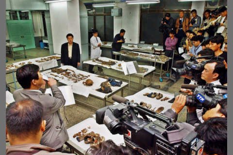 2002년 9월 경북대 법의학팀 관계자가 와룡산에서 발견된 개구리 소년들의 유골을 취재진에게 공개하고 있는 모습. 연합뉴스