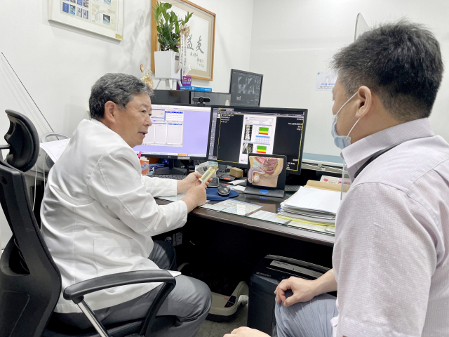 비뇨기질환에 대해 상담하고 있는 박남철 원장. 부산센텀병원 제공