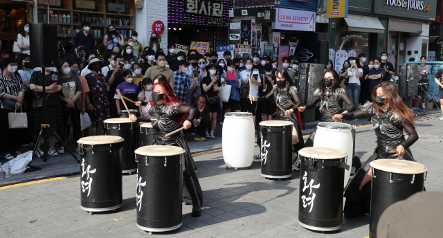 18일 부산 부산진구 서면 젊음의 거리에서 부산거리예술축제가 열렸다. 이 거리에서 25일부터 인디 뮤직 페스티벌 '소확행'이 이어진다. 이재찬 기자 chan@